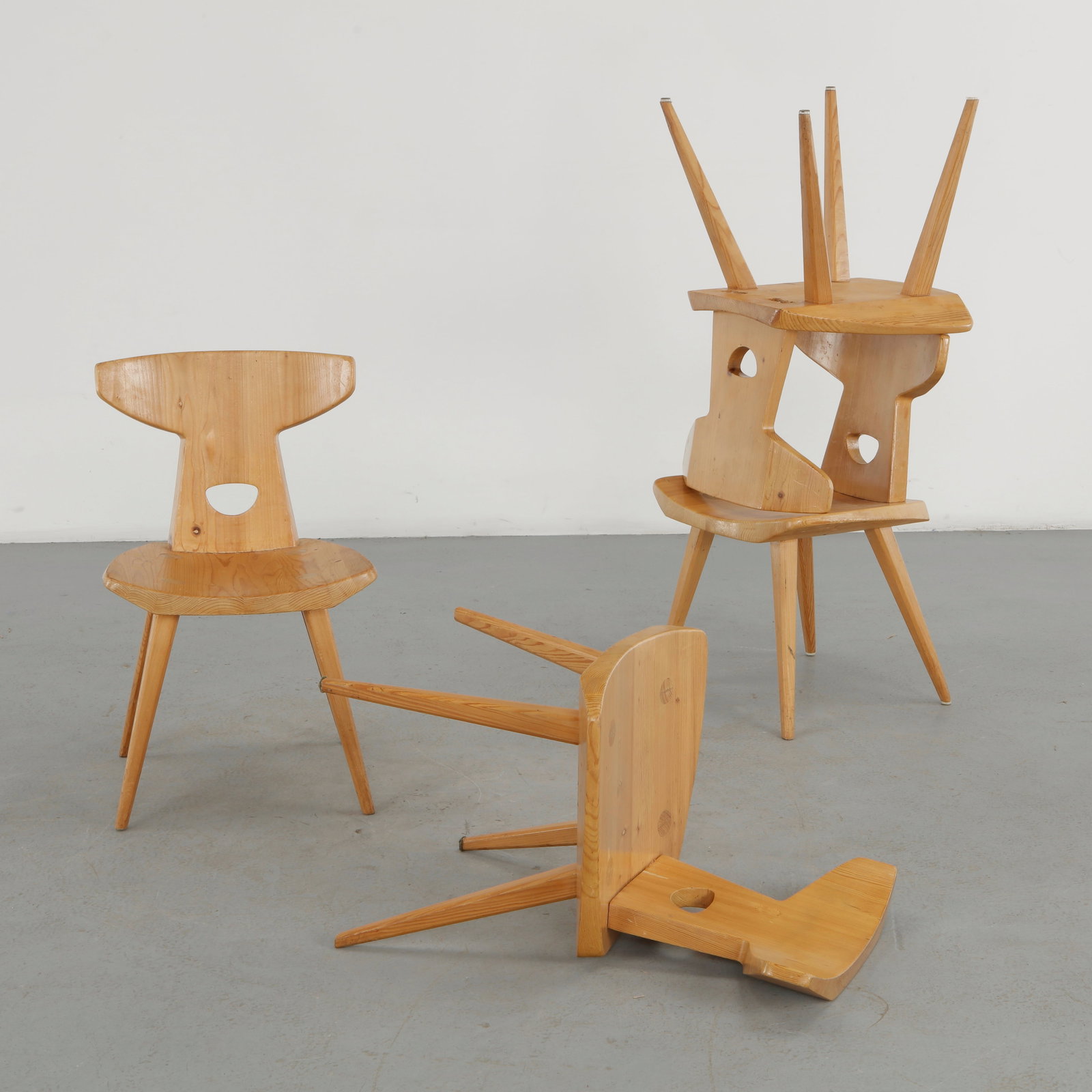 Jacob Kielland Brandt, Set of Four Dining Chairs in Solid Pine, Denmark, 1960s: A set of four sculptural dining chairs by Jacob Kielland Brandt, executed in solid pine with boldly shaped backrests, circular apertures and tapered splayed legs. The generous use of timber and highly