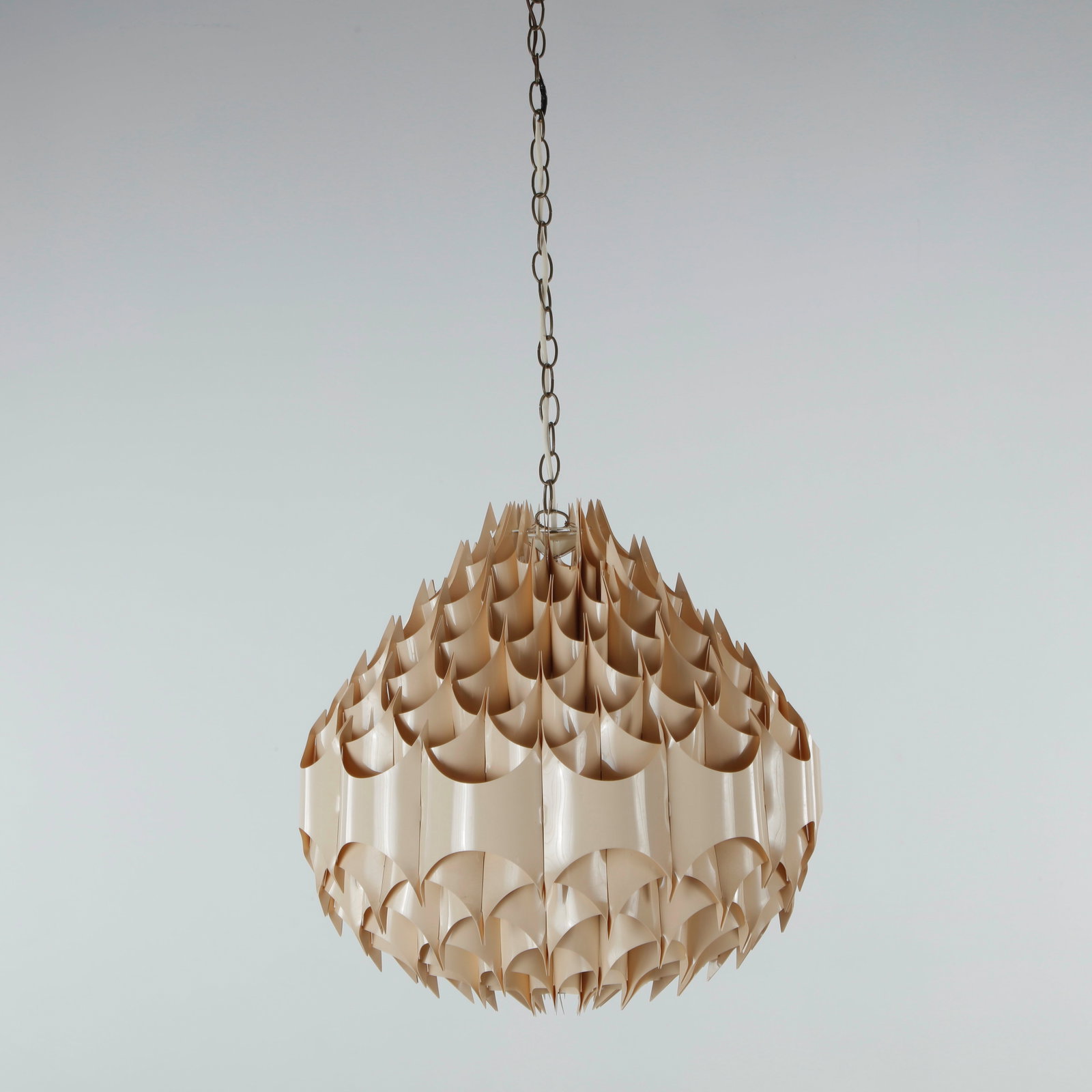 Milanda Havlova for VEST, Rhythmik Pendant lamp, 1970s: Sculptural Rhythmik pendant lamp designed by Milanda Havlova for VEST, composed of layered folded elements creating a dramatic interplay of light and shadow. A distinctive example of European lighting