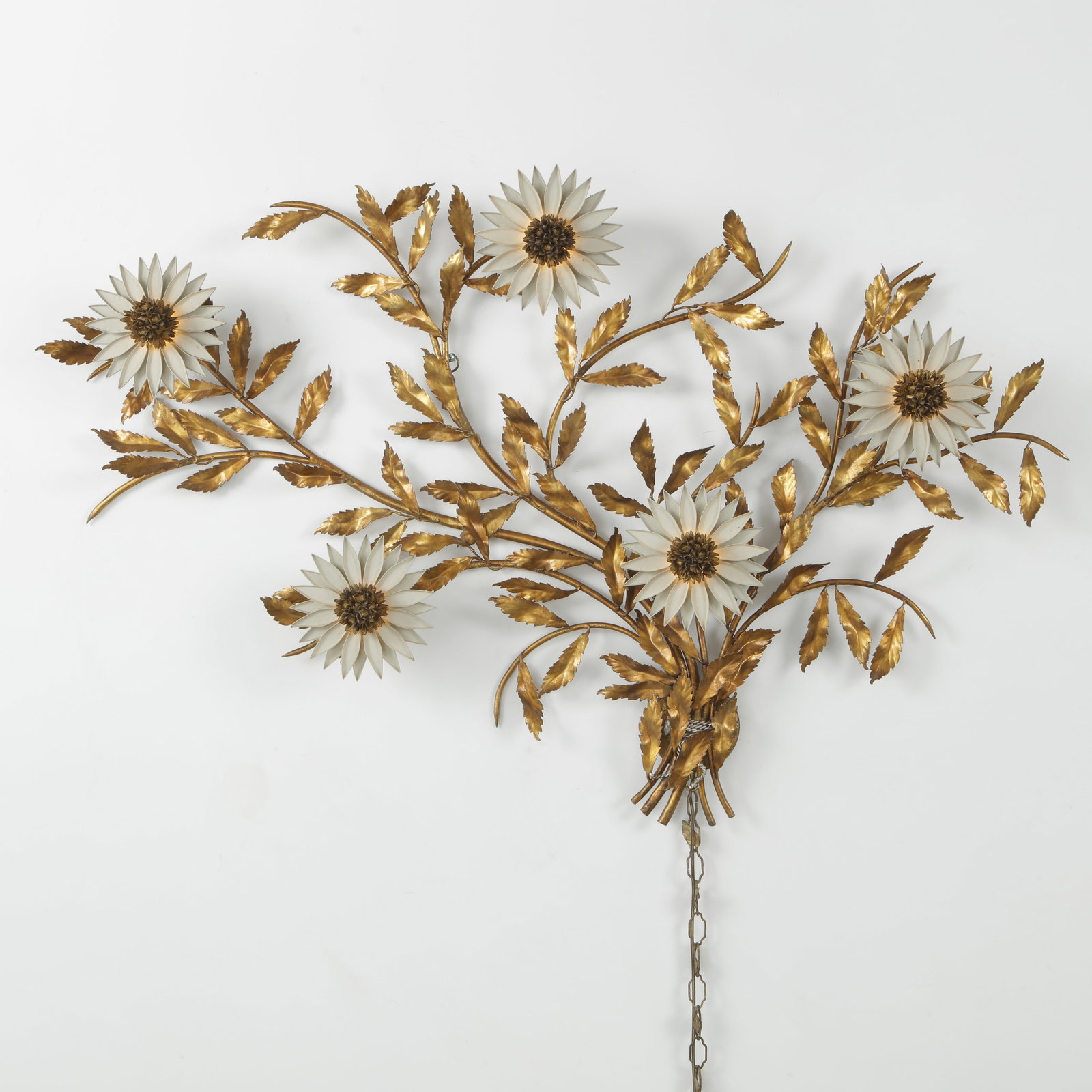 Vintage Italian Gilt Floral Wall Sconce, Hollywood Regency: A striking vintage Italian gilt tole wall sconce in the Hollywood Regency style, featuring a bouquet of five illuminated daisy blooms with textured centers and ivory petals set among finely worked
