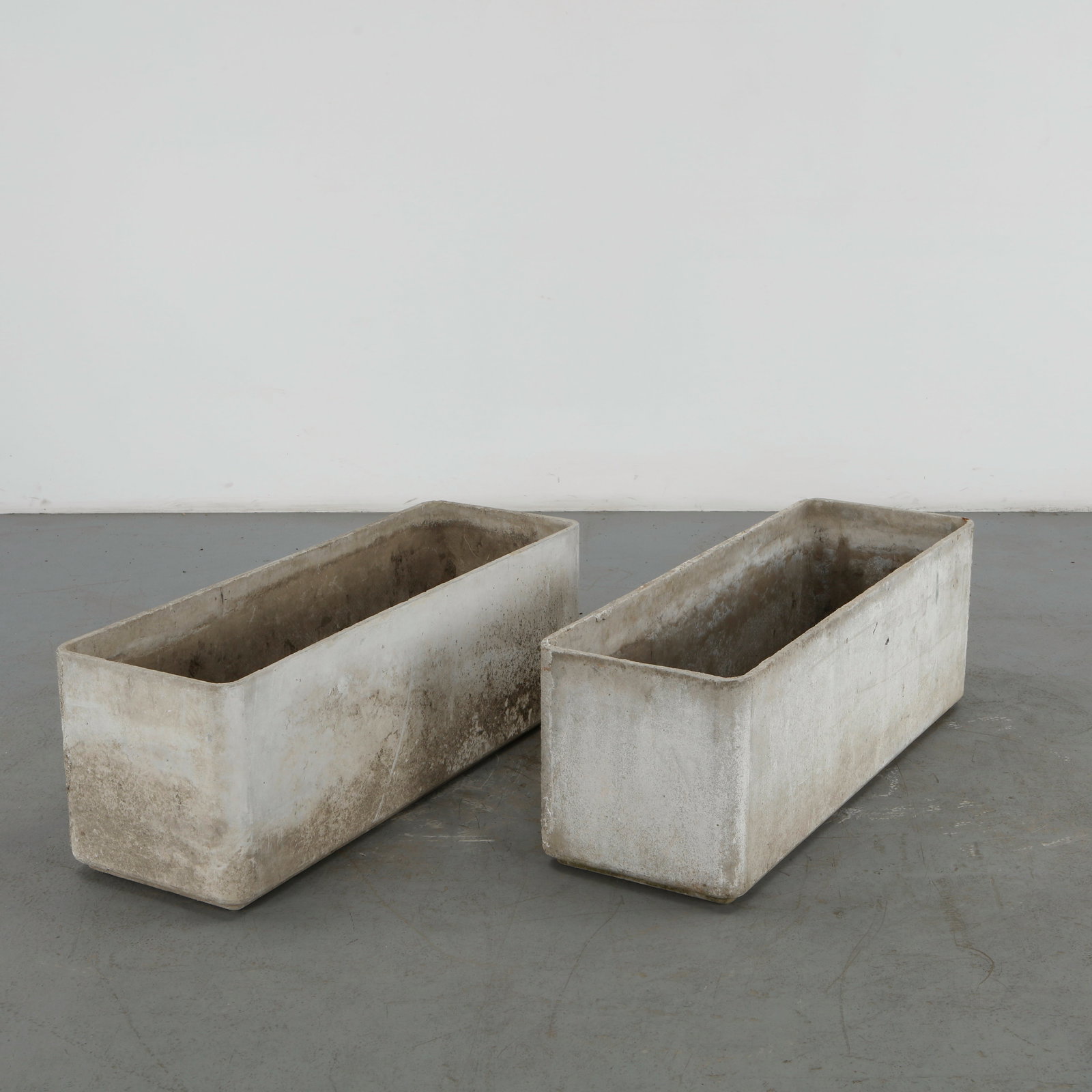 Willy Guhl, Pair of Large Rectangular Planters, 1960s: Classic rectangular Eternit planters designed by Willy Guhl. Timeless Swiss design with natural patina from outdoor use. Height: 17 in. Length: 47.25 in. Width: 16 in. Condition Wear com
