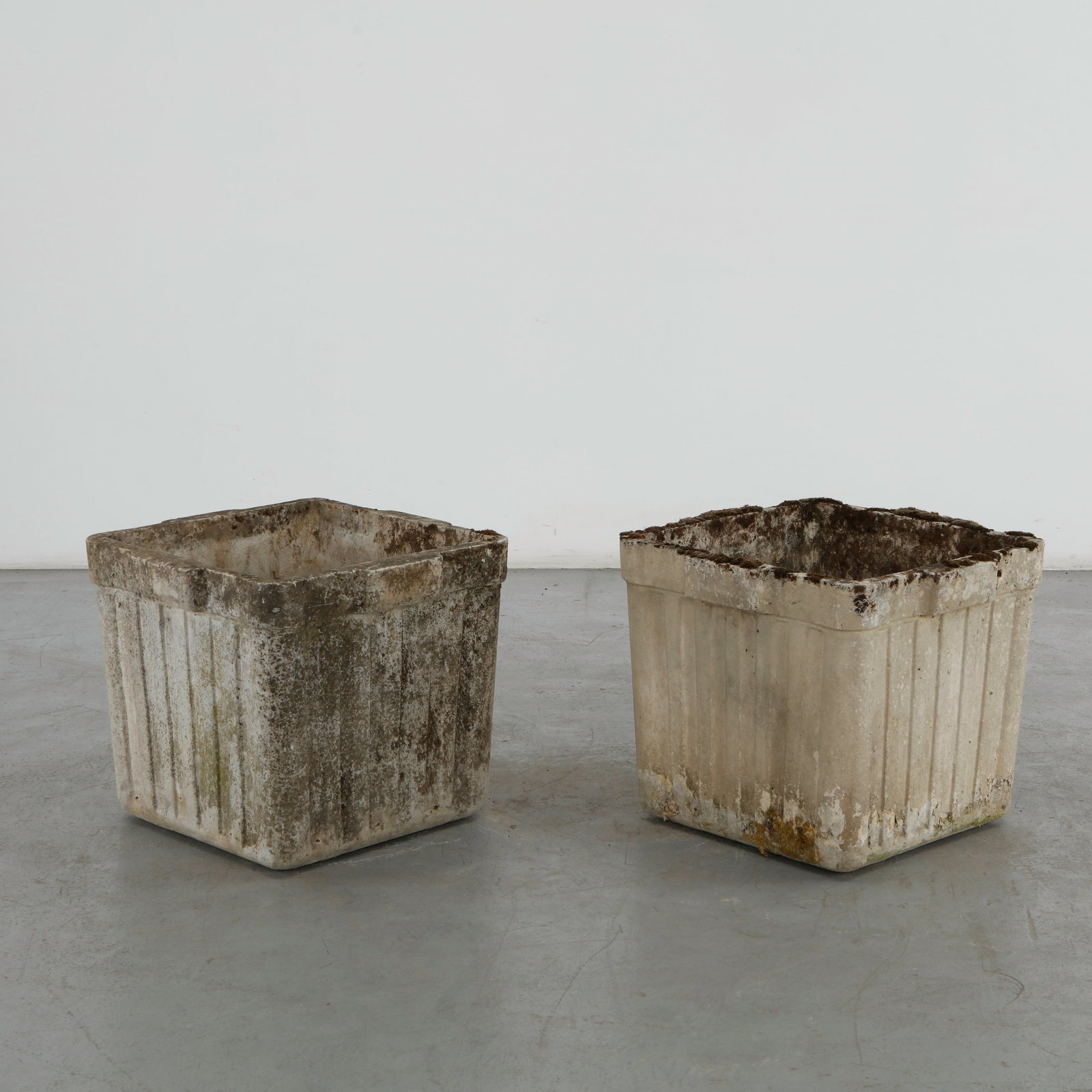 Willy Guhl, Pair of Large Square Planters, 1960s: Imposing in scale, these fiber cement planters boast strong fluted walls and aged lichen surfaces, ideal for statement plantings. Height: 20.5 in. Length: 23.5 in. Width: 23.5 in. Condition &nb