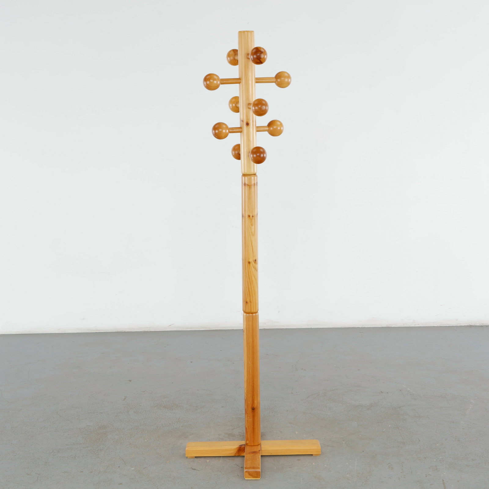 Charlotte Perriand for Les Arcs 1600, Pine Coat Rack, 1960s: The Charlotte Perriand solid pine freestanding coat rack is a rare and highly collectible masterwork of French Alpine modernism, designed circa 1968. Created for the interior fit-out of the Les Arcs