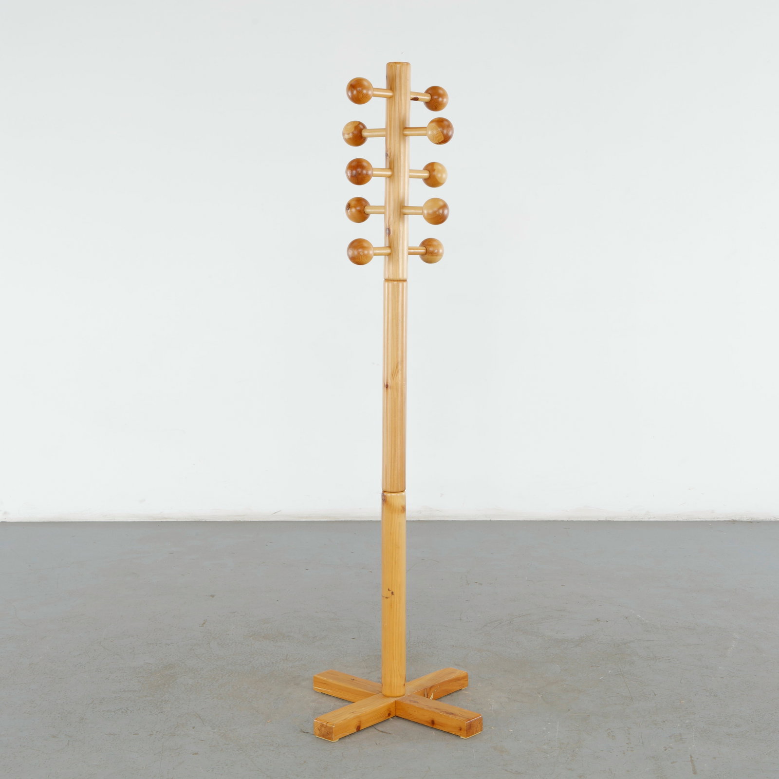 Charlotte Perriand for Les Arcs 1600, Pine Coat Rack, 1960s: The Charlotte Perriand solid pine freestanding coat rack is a rare and highly collectible masterwork of French Alpine modernism, designed circa 1968. Created for the interior fit-out of the Les Arcs