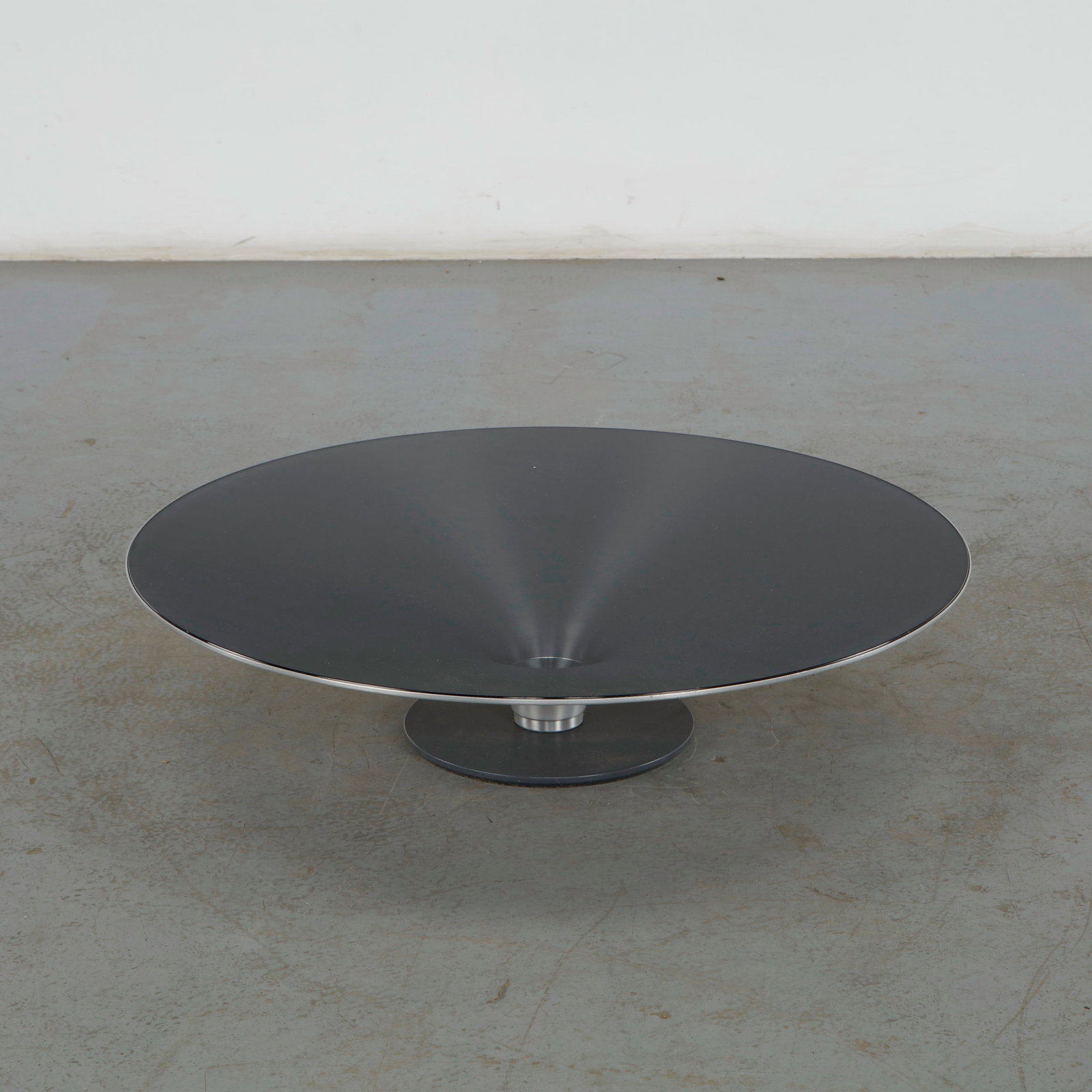 Vincenzo Maiolino for Roche Bobois, Large Ovni Cocktail Table: The Ovni cocktail table by Vincenzo Maiolino for Roche Bobois is a striking masterpiece of ultra-modern, space-age design. Taking its name from the French acronym for a UFO the tableÍs fluid, aerodyn