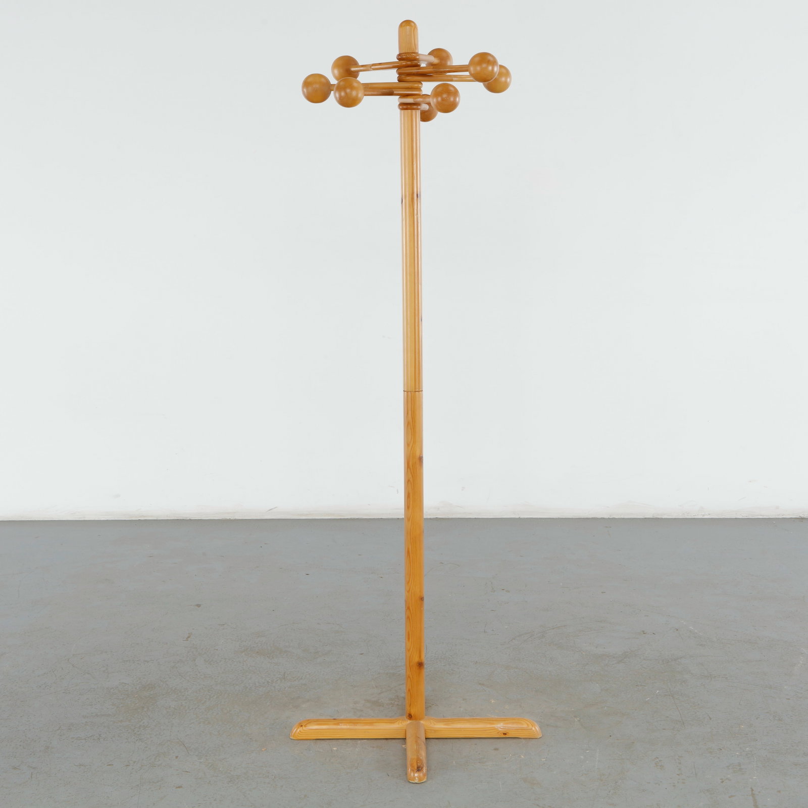 Charlotte Periand for Les Arcs 1600, Pine Coat Hanger , 1960s: This solid pine freestanding coat rack is a highly collectible masterpiece of French Alpine modernism, designed by the legendary architect and designer Charlotte Perriand. It was created specifically