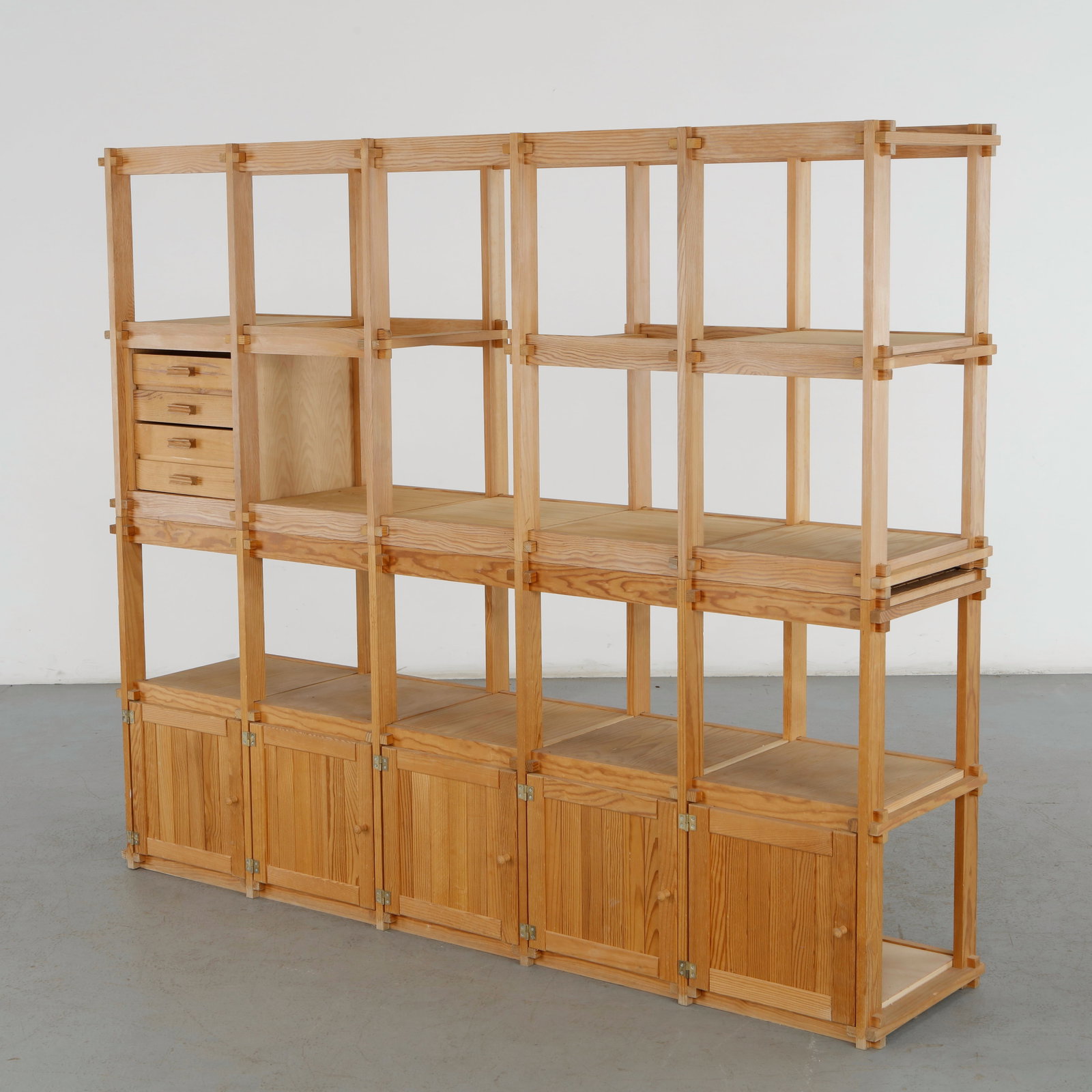 Pierre Gautier Delaye, Pine Bookshelf, 1960s: This large modular solid pine bookshelf is an exceptional example of mid-century French modernization designed by Pierre Gautier-Delaye from his acclaimed "Week-End" series in the late 1950s