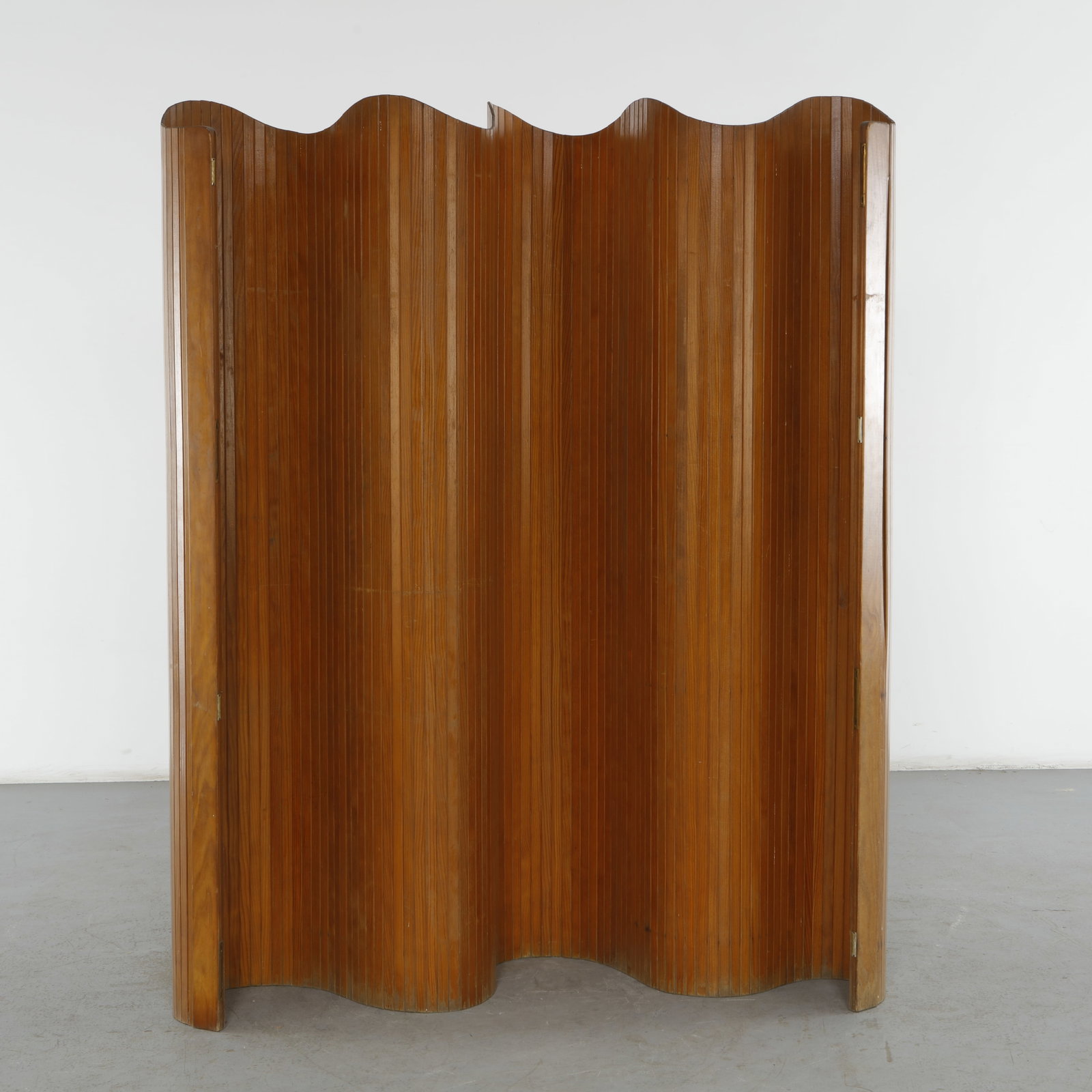 Baumann, Screen Divider, 1960s: This vintage screen room divider is an exceptional example of early 20th-century organic modernism. Crafted in the iconic undulating style engineered by French manufacturer Jomain Baumann (often calle
