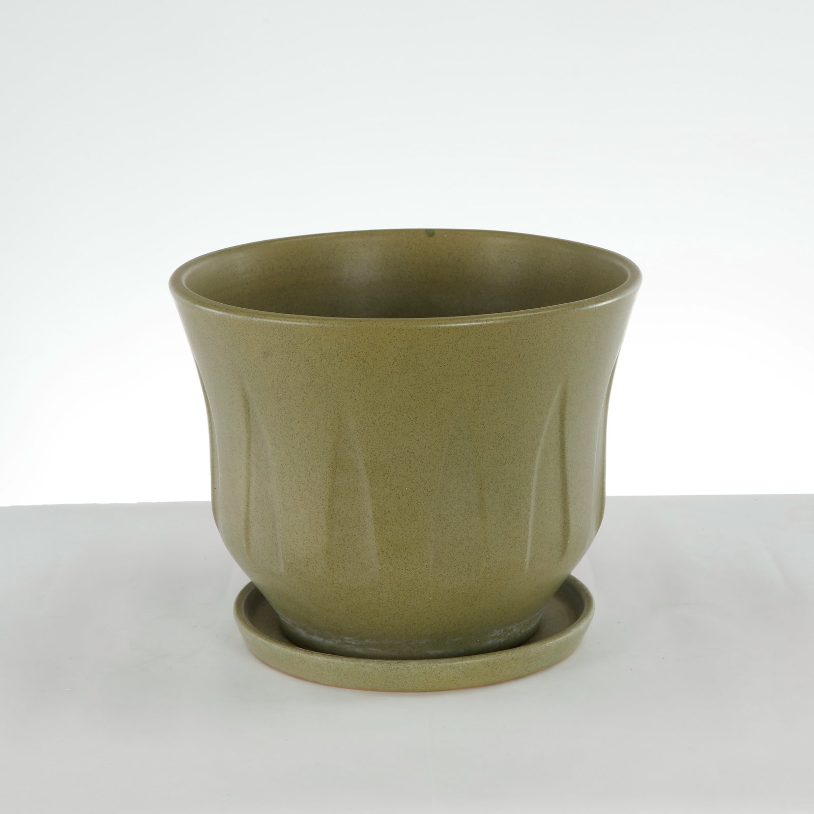 Gainey Ceramics, La Verne, Green Planter with Saucer: The vintage green ceramic planter with a saucer by Gainey Ceramics of La Verne, California, is a highly collectible piece of Mid-Century Modern California architectural pottery. Unlike Gainey's