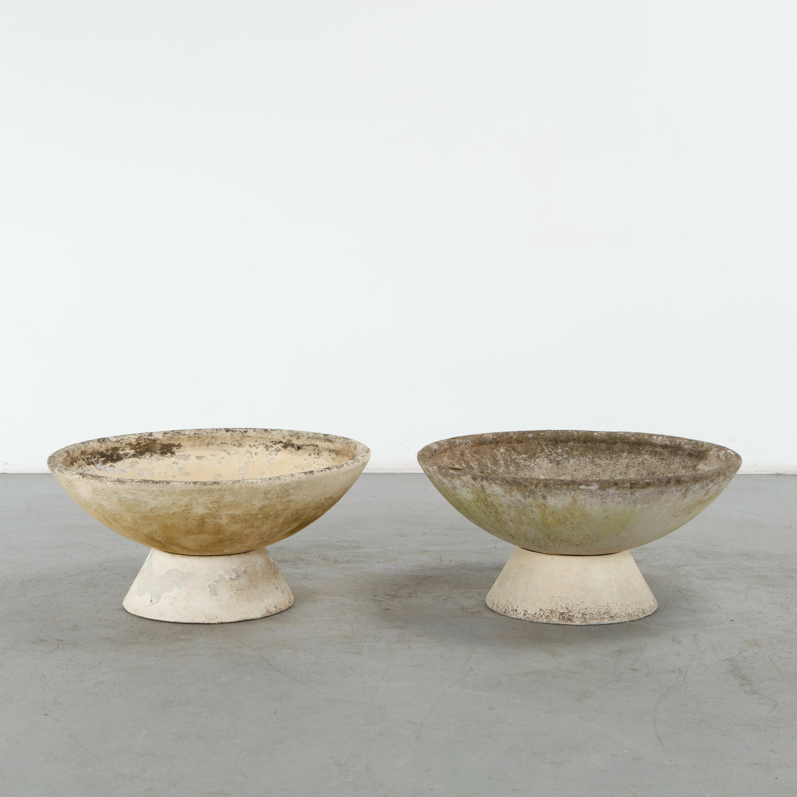 Willy Guhl, Pair of Bowl Planters on Stands, 1960s: Pair of round planters by Swiss designer Willy Guhl for Eternit, showcasing a magnificent patina. Elevated on their original concrete stands, creating a majestic and commanding presence. Height: 18