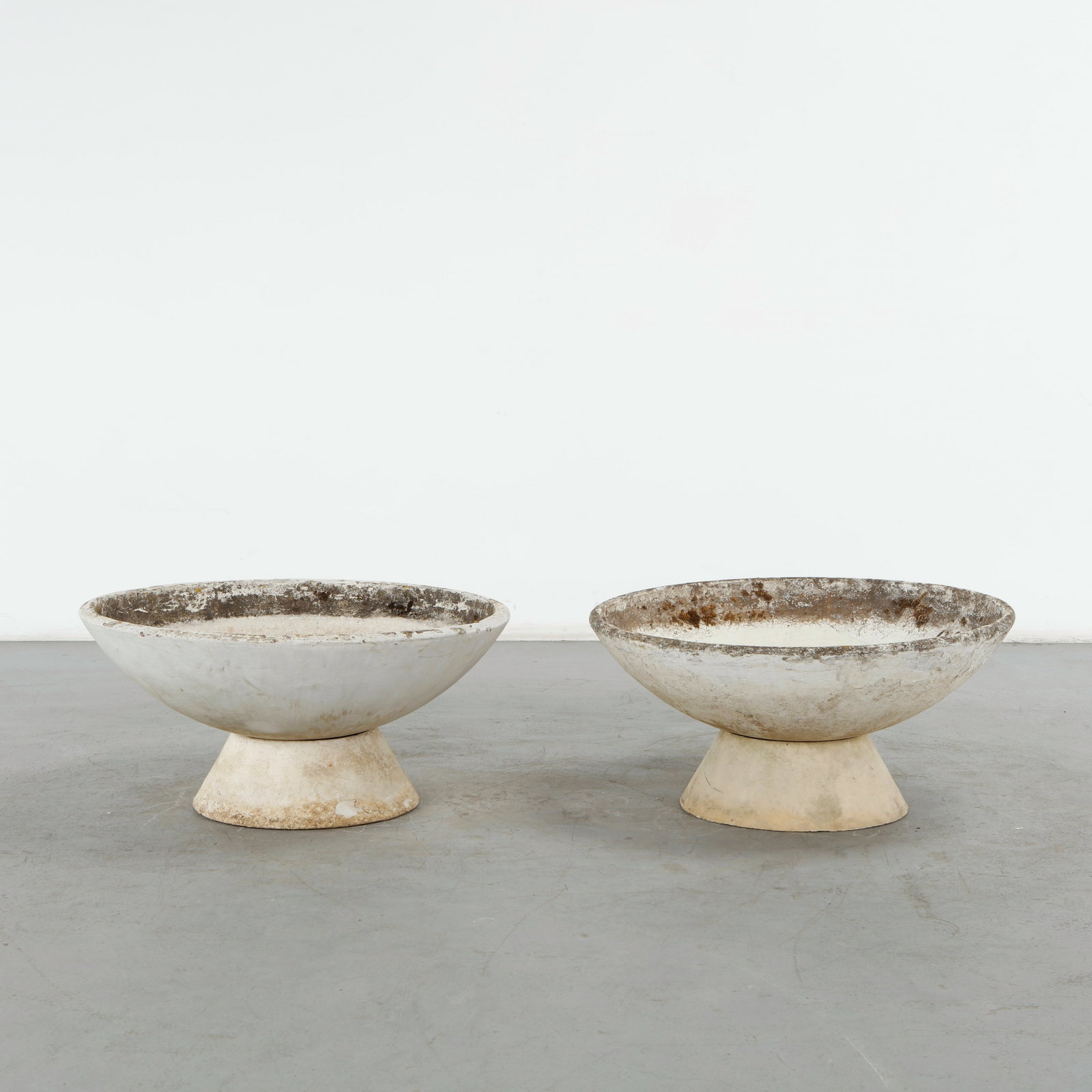 Willy Guhl, Pair of Bowl Planters on Stands, 1960s: Pair of round planters by Swiss designer Willy Guhl for Eternit, showcasing a magnificent patina. Elevated on their original concrete stands, creating a majestic and commanding presence. Height: 18