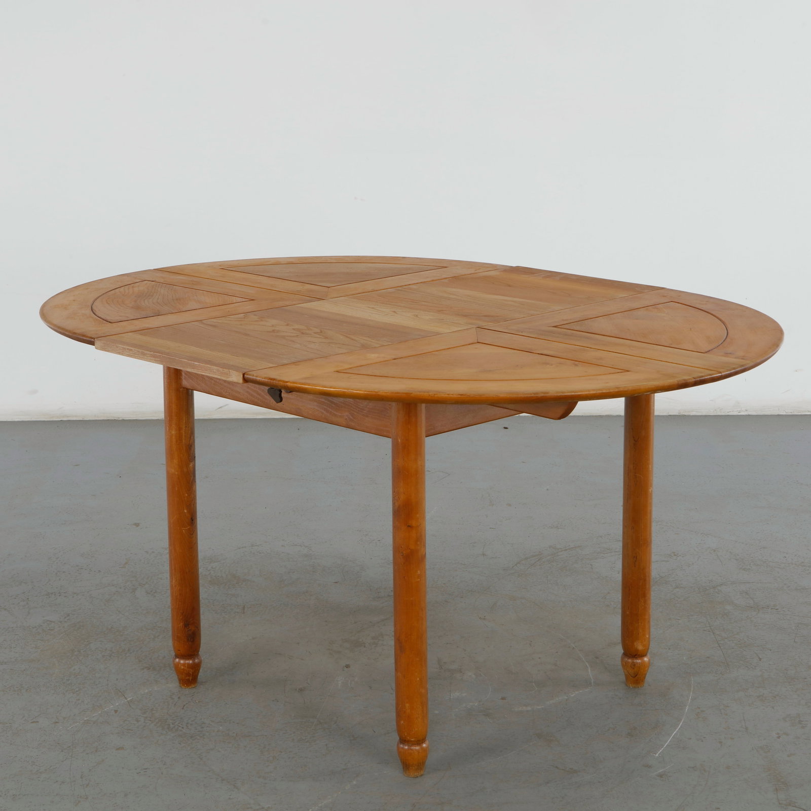 Extended Round Coffee Table, 1960s (1 of 19)