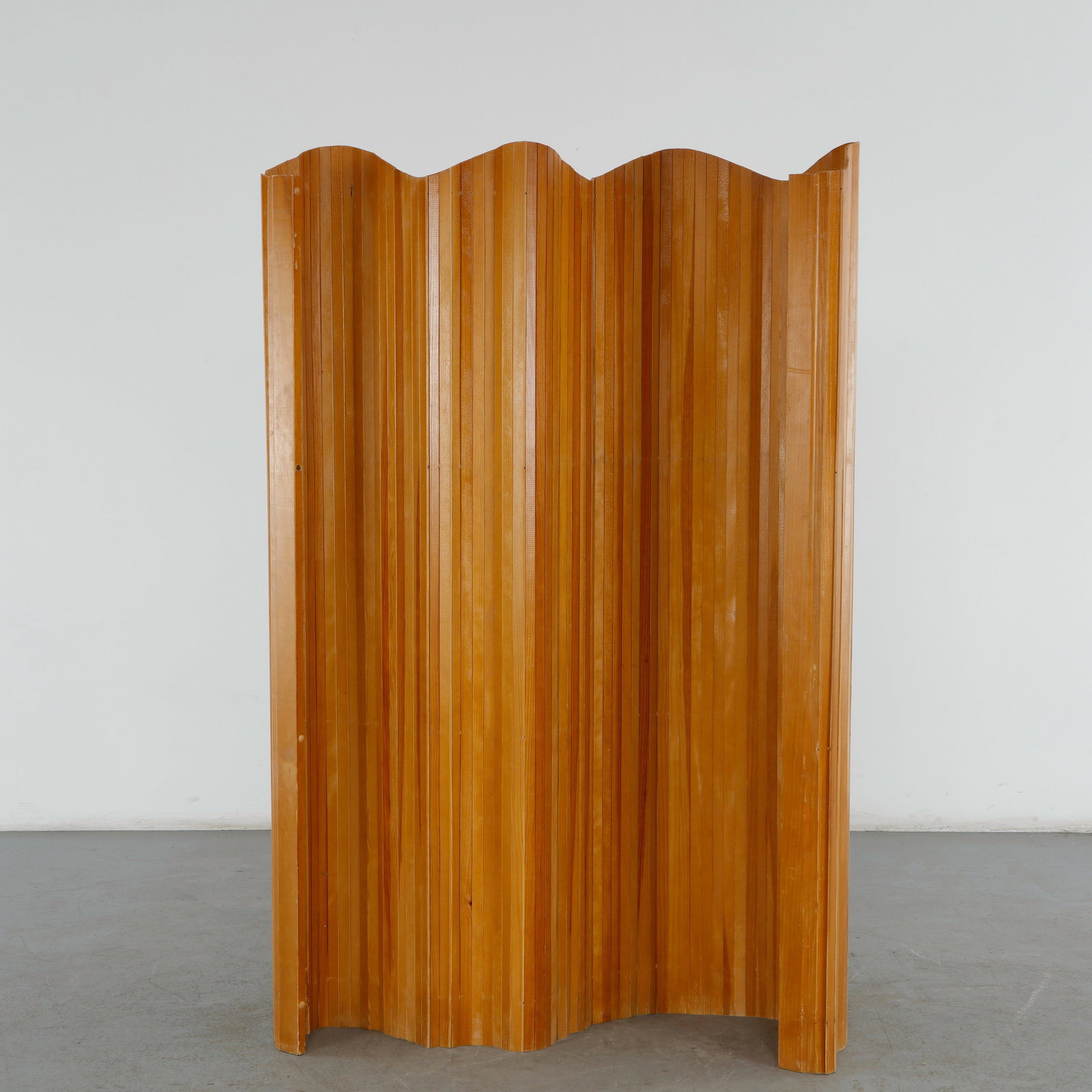 Baumann, Wood Screen Divider, 1960: This vintage screen room divider is an exceptional example of early 20th-century organic modernism. Crafted in the iconic undulating style engineered by French manufacturer Jomain Baumann (often calle