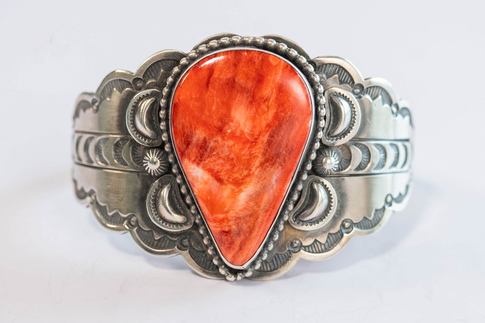 Red Spiny Oyster Shell Cuff (1 of 5)