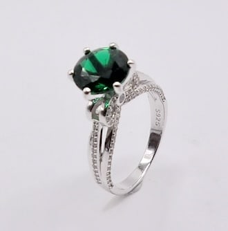 Lab Created Emerald 3.0ct Bow Ring (1 of 4)