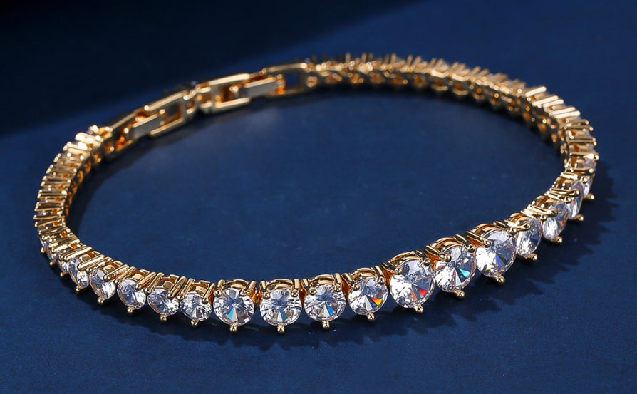 Tennis Bracelet 18K Gold Plated 6.0mm Graduated Style.: Tennis Bracelet 18K Gold Plated 6.0mm Graduated Style. Add a touch of elegance to your outfit with our Tennis Bracelet 18K Gold Plated in a sophisticated 6.0mm Gra