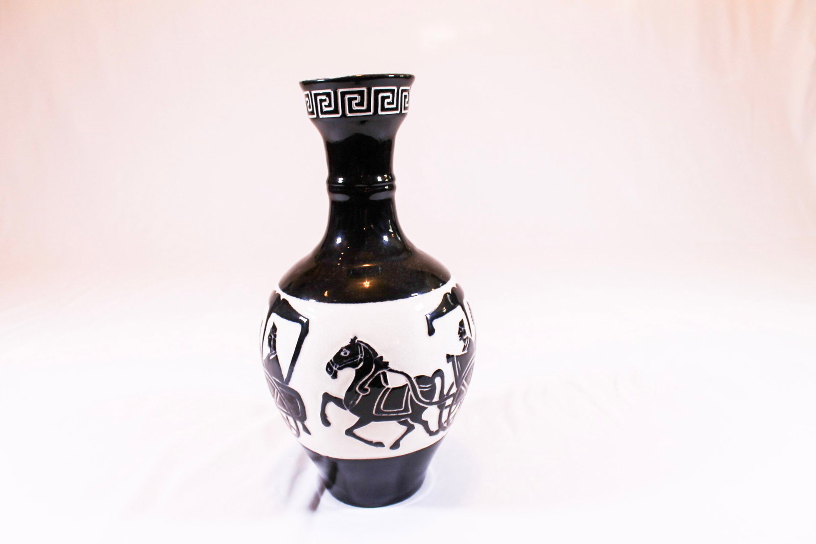 Chinese Taiwan vase Horse Drawn Chariot Black and White Dynasty: Chinese Taiwan vase Horse Drawn Chariot Black and White Dynasty
