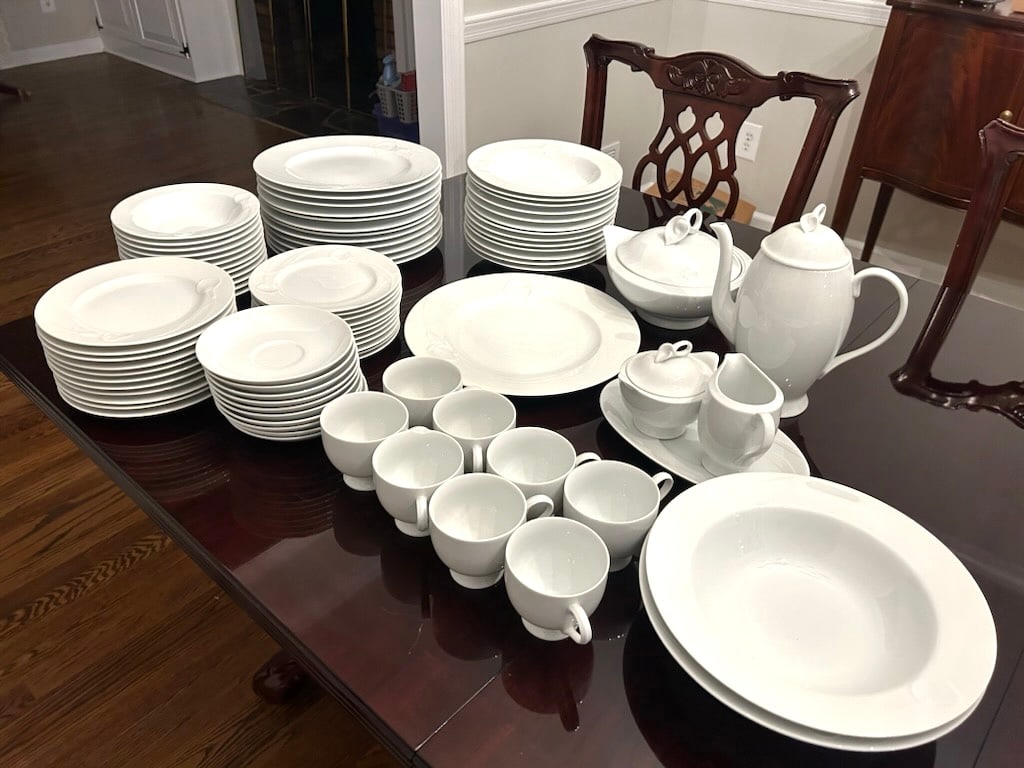 Mikasa “Classic Flair" Fine China 1991 Japan: Mikasa “Classic Flair” Fine China 1991 Japan - 12 Dinner plates, 11 salad plates, 11 bread plates, 12 salad/dessert bowls, 13 soup bowls, 11 saucers, 9 cups, 1 creamer, 1 sugar, 1 coffee pot, 