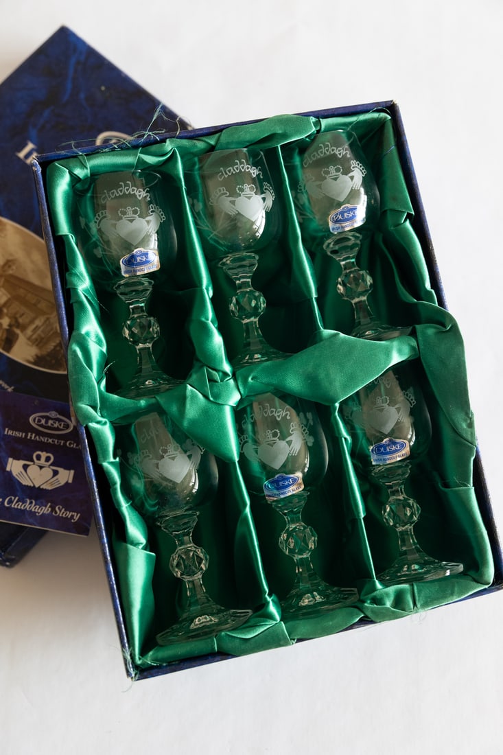 Duiske Irish Hand Cut Glass - Claddagh Wine Glass's: Duiske Irish Hand Cut Glass - Wine Glasses - Engraved Claddagh - The Claddagh Ring Irish: F?inne Chladaigh Is A Traditional Irish Ring That Represents Love, Loyalty and Friendship ? The Heart Represen