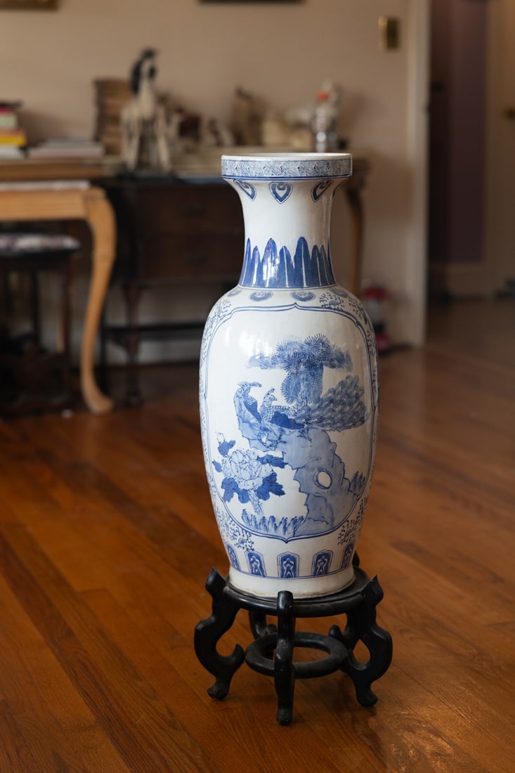 Large Chinese Vase With Stand (1 of 4)