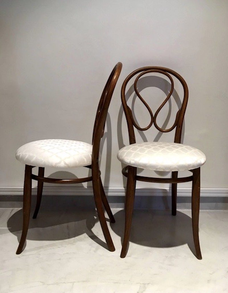 Pair of August Thonet Bentwood Chairs: ++++ WE OFFER COMPETITIVELY PRICED WORLDWIDE SHIPPING WITH AN EXTERNAL PARTNER.++++ Bentwood chairs from the early 20th Century. Seats reupholstered with light silk-blend fabric. Chairs design is attr
