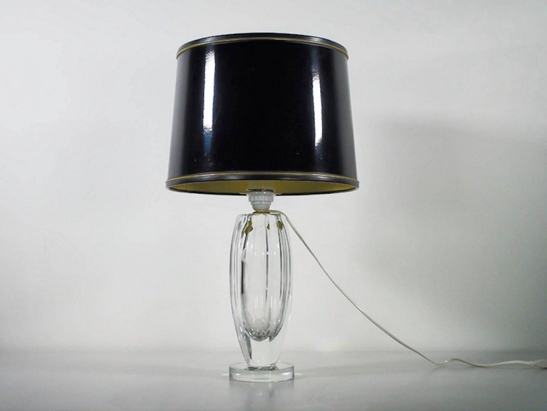 Engraved Crystal Table Lamp by Elis Bergh for Kosta Sweden: ++++ WE OFFER COMPETITIVELY PRICED WORLDWIDE SHIPPING WITH AN EXTERNAL PARTNER.++++ Clear crystal table lamp, numbered 1569, designed by Elis Bergh for Kosta, Sweden in 1943. Glass engraved with Herm�