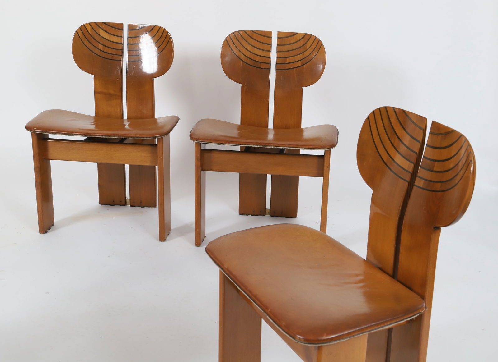 Scarpa Afra (1937-2011) & Tobia (ne en 1935): Scarpa Afra (1937-2011) & Tobia (ne en 1935) Salle a manger "Africa" pour Maxalto, 1975 Comprenant quatre chaises et une table ronde assortie. Restauration d'usage et d'entretien Epoque: XXeme Provena