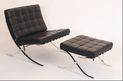 Chauffeuse et son ottoman type "BARCELONA" dans le goût de Ludwig Mies van der Rohe: Barcalounger and ottoman type "BARCELONA" in the taste of Ludwig Mies van der Rohe Chromed metal frame with "X" base. Upholstered black leather seat and back. Twentieth-century period Dimensions of ch