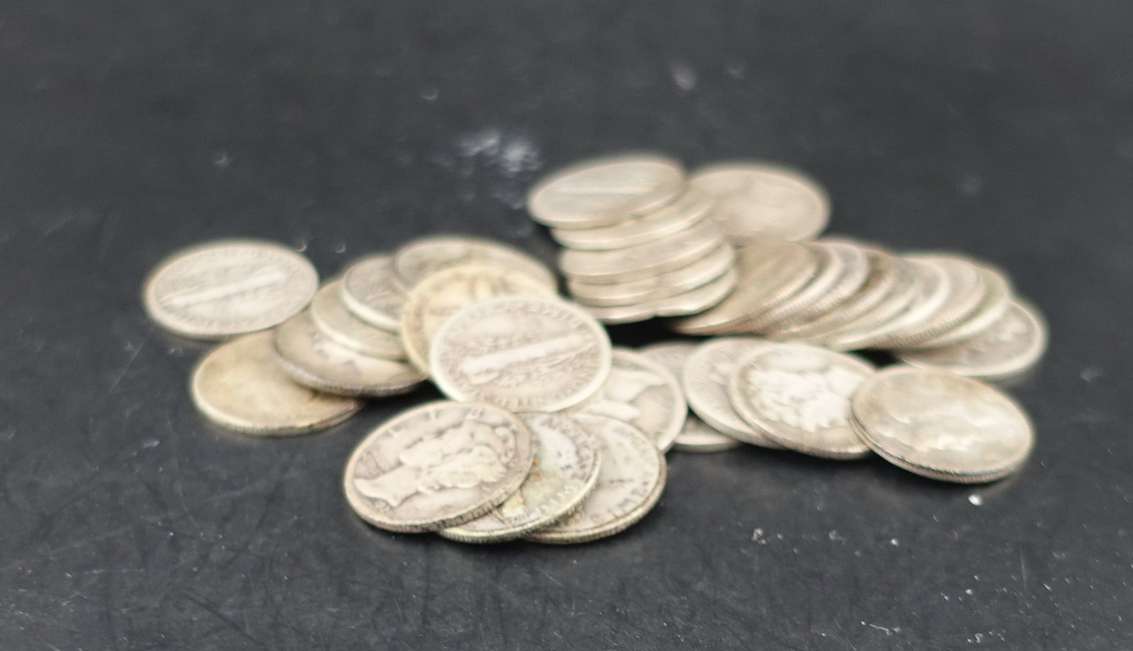 (32) Mercury Dimes: These are 90% Silver Low Estimate: 75.00 High Estimate: 100.00