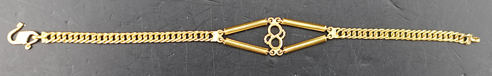 6 1/4' Gold Bracelet: Stamped 916. Weight is 7.69g 