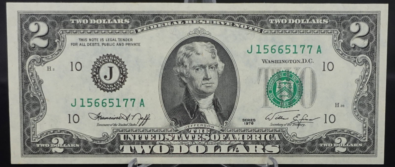 (2) $2 Notes: These are Crisp! They are also sequncial in number Low Estimate: 20.00 High Estimate: 30.00