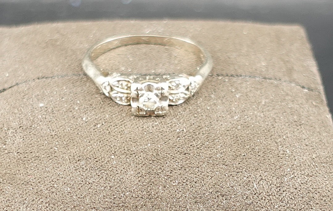 This is a 14k White Gold Wedding Band with 5 diamonds - 2