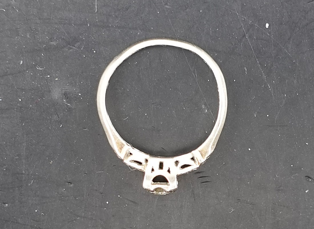 This is a 14k White Gold Wedding Band with 5 diamonds - 4