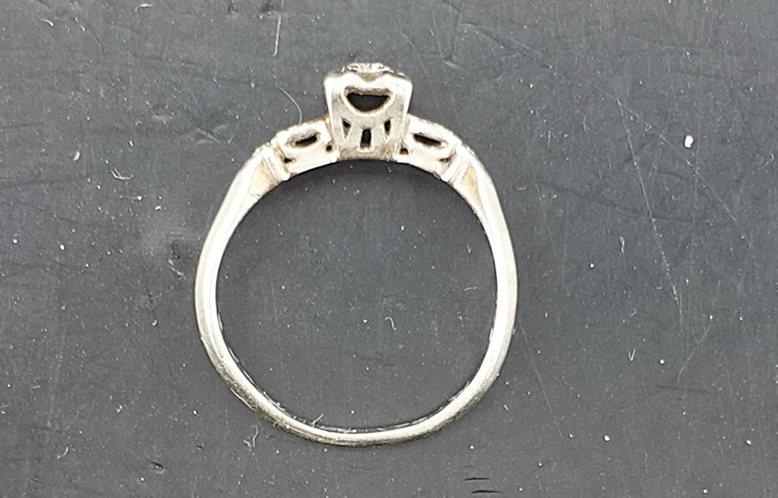 This is a 14k White Gold Wedding Band with 5 diamonds - 5