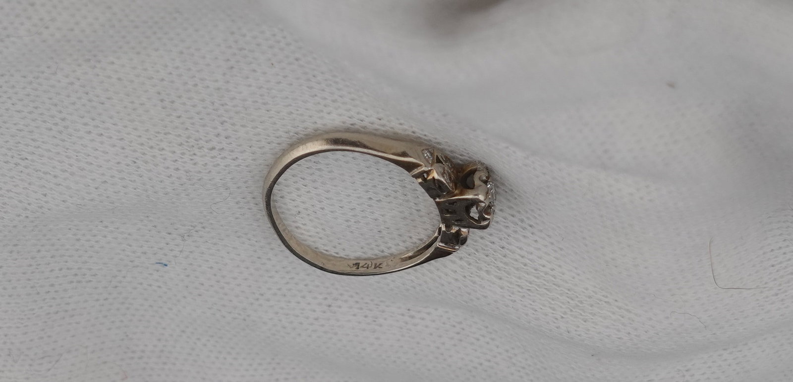 This is a 14k White Gold Wedding Band with 5 diamonds - 6