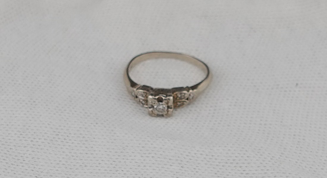 This is a 14k White Gold Wedding Band with 5 diamonds - 7