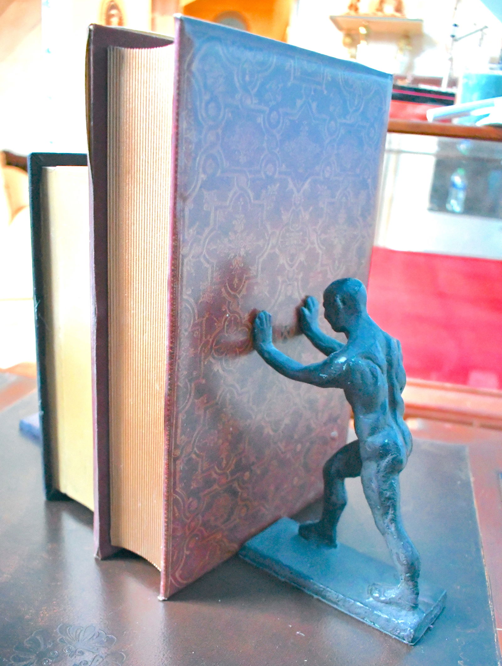 Bookends: 9" tall Two men pushing towards the books Lead like with no distinguishing marks