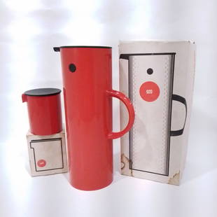 Vintage Stelton Danish Modern Carafe: A Vintage 1970s Erik Magnussen for Stelton Danish Modern Red and Black Plastic Insulated Carafe and Creamer, With original boxes. Carafe dimensions: H: 11 7/8 x W: 6 1/2 with handle. Dia: 4 in.