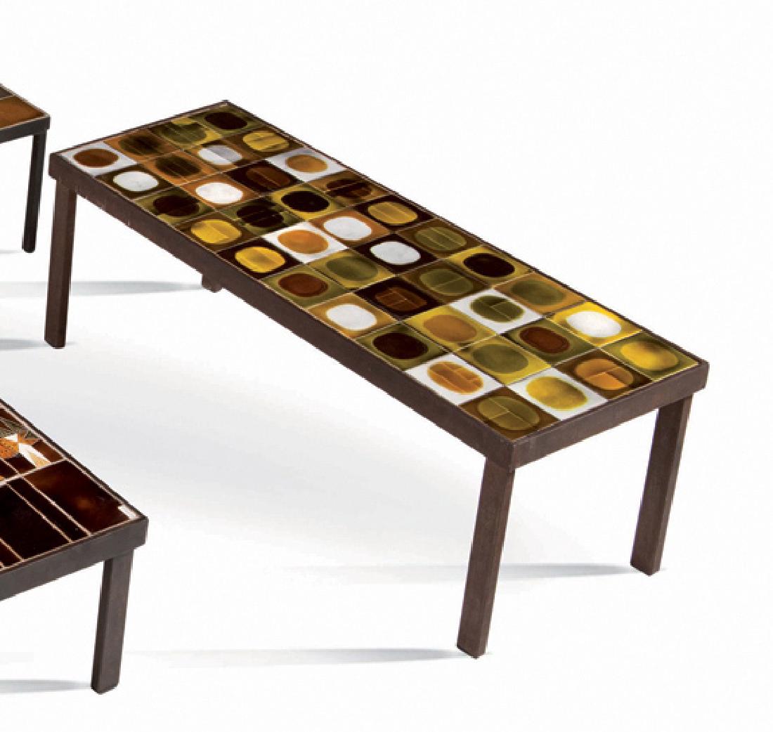 ROGER CAPRON (1922-2006): ROGER CAPRON (1922-2006) Table Céramique, métal 39 x 102 x 42 cm. Signée Circa 1960 Coffee table Glazed ceramic, steel 15.35 x 40.16 x 16.54 in