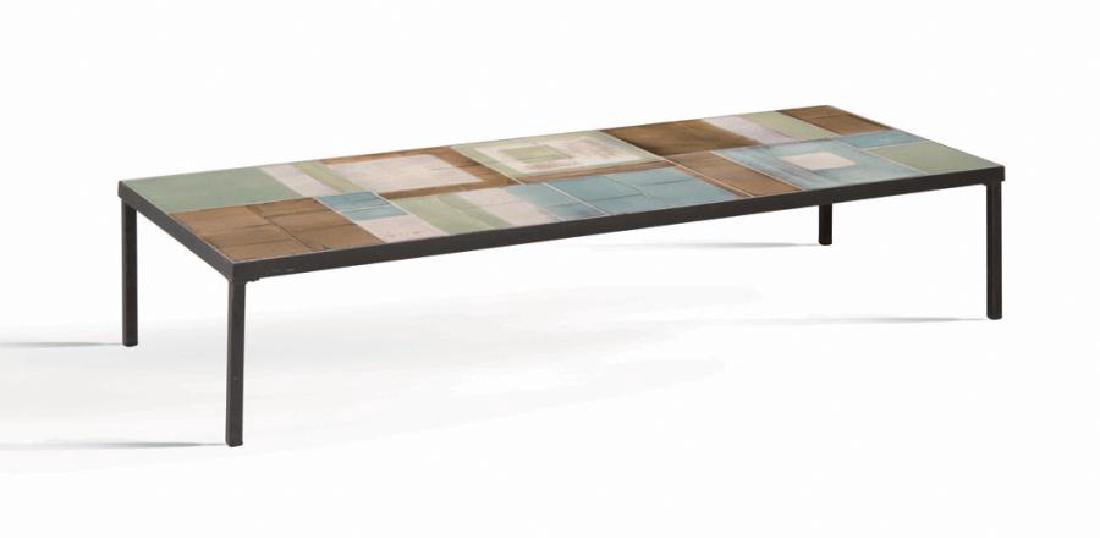 ROGER CAPRON (1922-2006): ROGER CAPRON (1922-2006) Table Céramique, métal 30 x 140 x 54 cm. Signée Circa 1960 Coffee table Glazed ceramic, steel 11.81 x 55.12 x 21.26 in