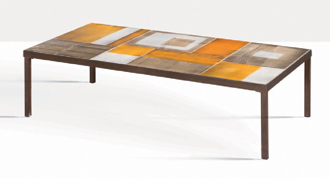 ROGER CAPRON (1922-2006): ROGER CAPRON (1922-2006) Table Céramique, métal 30 x 151 x 51 cm. Circa 1960 Coffee table Glazed ceramic, steel 11.81 x 59.45 x 20.08 in