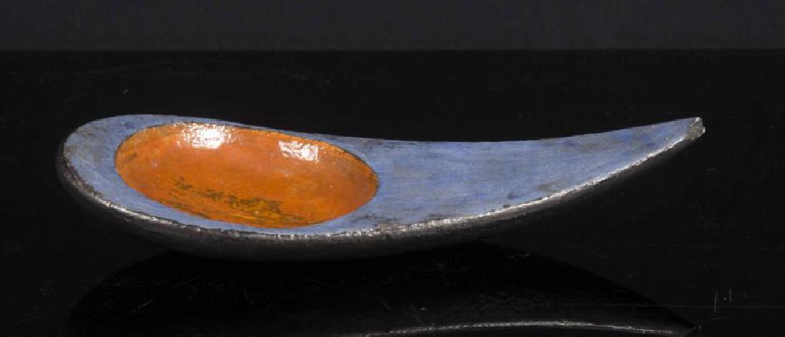 ANDRE BORDERIE (1923-1998): ANDRE BORDERIE (1923-1998) Coupe Céramique (éclat) Signée 4 x 24 x 10 cm. Circa 1950 Coupe Glazed and painted earthenware (chip) 1.57 x 9.44 x 3.94 in