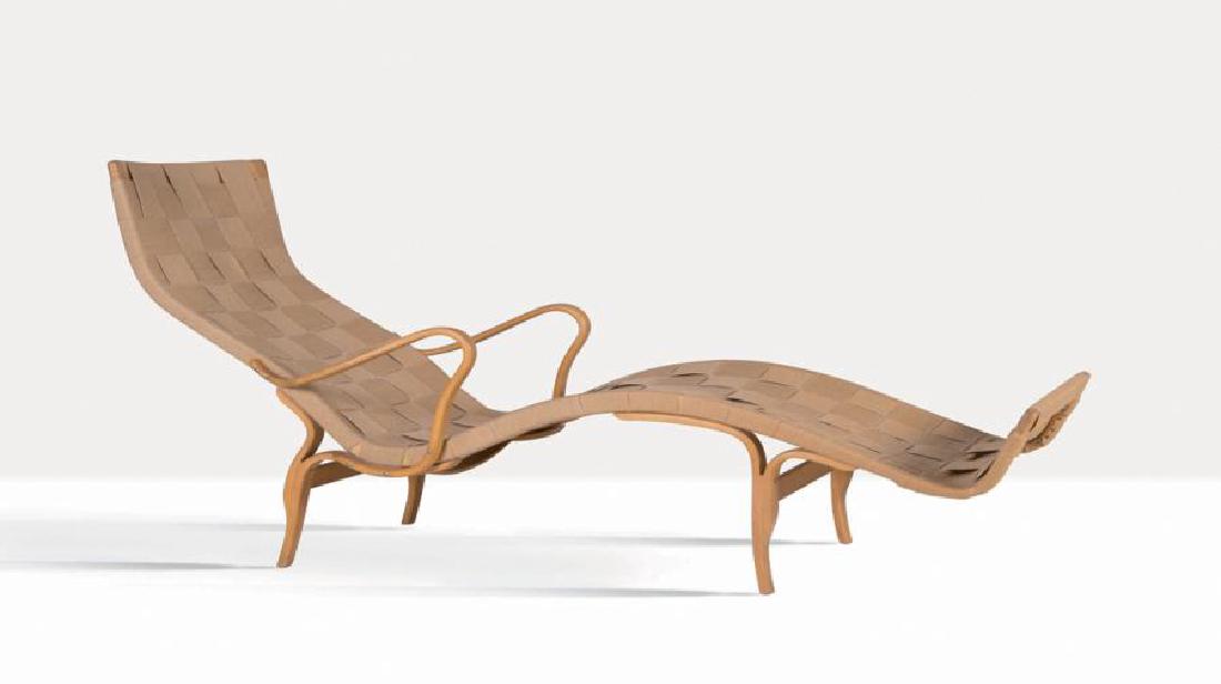 BRUNO MATHSSON (1907-1988): BRUNO MATHSSON (1907-1988) Chaise longue dite Pernilla Hêtre, toile de coton (coussin manquant) Estampille 90 x 164 x 64 cm. Karl Mathsson, 1963 Long chaise Upholstery beech 37.43 x 64.57. x 26.38 in