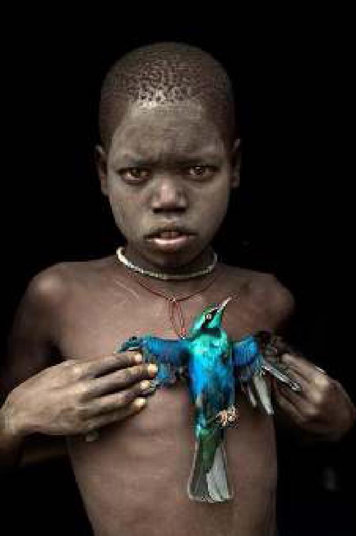 Hans SILVESTER: Oeuvre: Etourneau d'Afrique, tribu SURMA, vallée de l'Omo, Ethiopie - 2009 - Photo extraite du livre "Pastorale africaine" Edition de la Martinière 2014 Technique: tirage jet d'encre sur papier Fuji