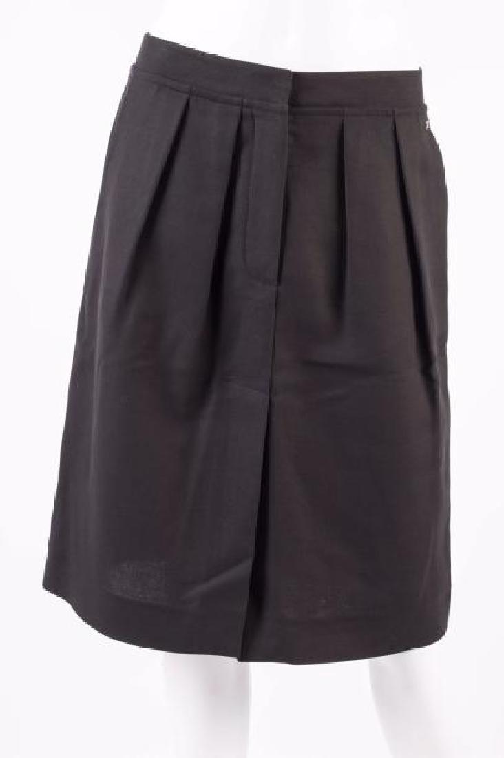 SONIA RYKIEL - DKNY: Lot comprenant : SONIA RYKIEL : Une jupe noir en coton. Longueur sous le genoux. T. : 38. Bon état. DKNY : Une jupe droite en laine marine. T. 6 Bon état.