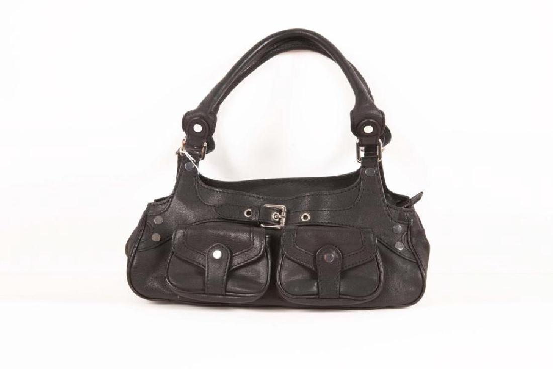 MAX MARA: Petit sac en cuir noir, deux poches devant, fermeture zipée. Cm? Très bon état.