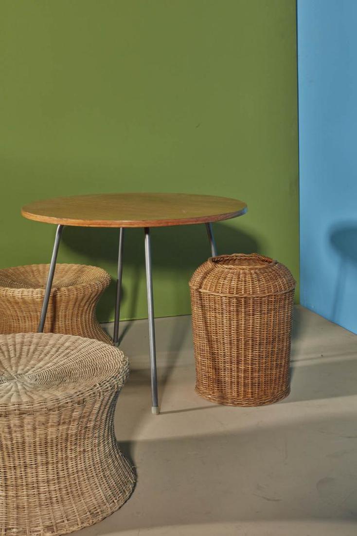 Egon Eiermann (1904-1970) SE 330 Table, corbeille et: Egon Eiermann (1904-1970) SE 330 Table, corbeille et tapis Osier et métal Edition Wilde & Spieth pour la table, Friedrich Herr pour la corbeille et le tapis Date de...
