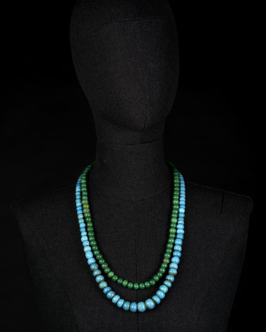 Ensemble de deux colliers, Chine Verre bleu et vert vif: Ensemble de deux colliers, Chine Verre bleu et vert vif A. L. 34 cm Perles de couleur turquoise montées sur un fil de soie. B. L. 29,5 cm A fermoir moderne. Two bead necklaces, China