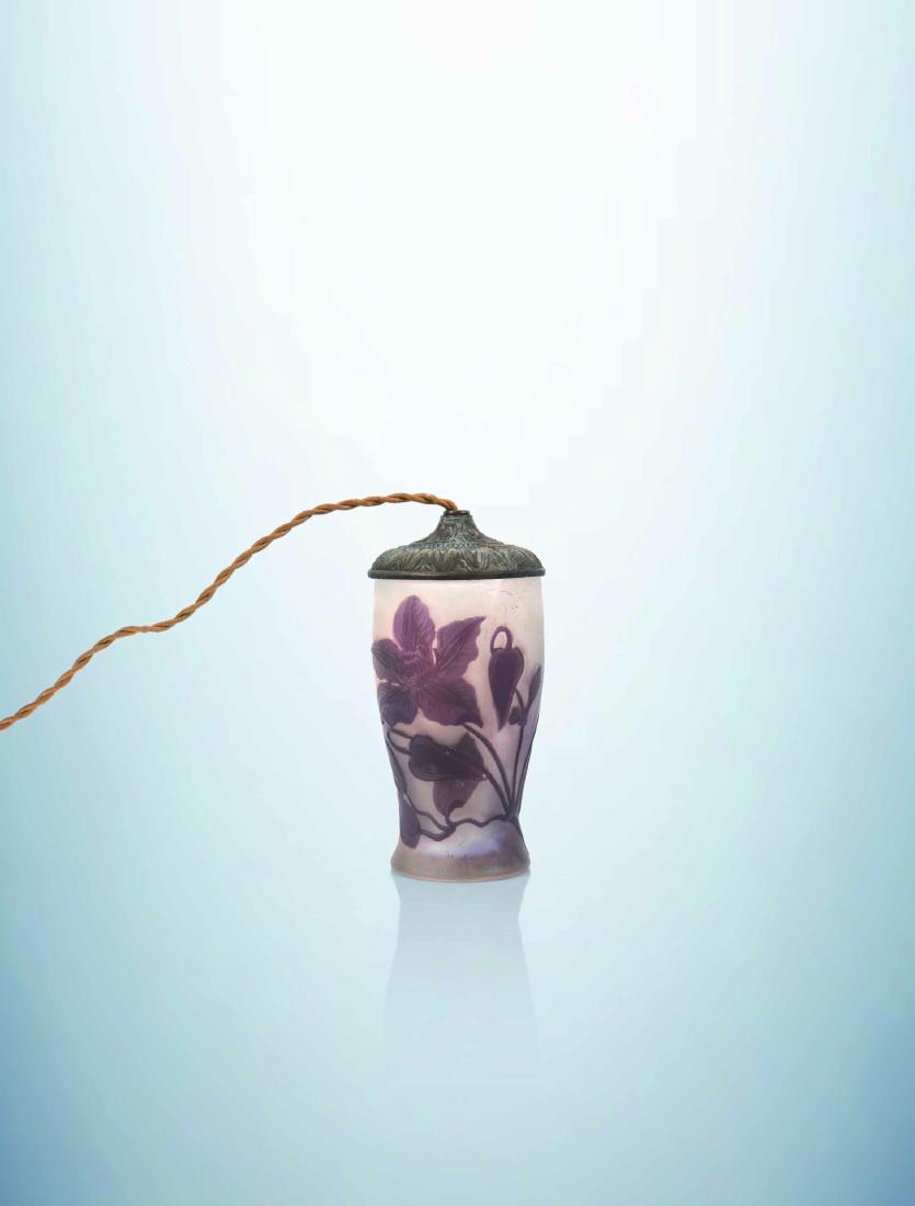 ETABLISSEMENTS GALLE Vase de forme gobelet monte en: eTABLISSEMENTS GALLeVase de forme gobelet monte en veilleuse.epreuve en verre multicouche degage a l'acide a decor de clematites violet sur fond opalescent nuage de violine. Presence de bulles.Signatu