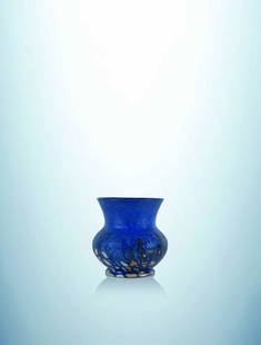 PAUL JEANNENEY (1861-1920) Vase en gres a corps: PAUL JEANNENEY (1861-1920)Vase en gres a corps spherique epaule entierement torsade et col conique sur talon legerement conique. Email a larges coulees bleues et noires sur fond beige.Signe. Haut. 19
