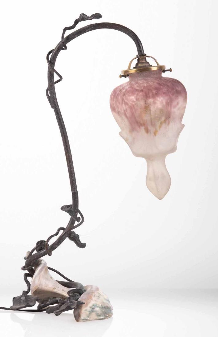 MULLER FRES LUNE?VILLE Lampe cœur de Marie Pied de: MULLER FRES LUNE?VILLE Lampe cœur de Marie Pied de lampe associant coquillage et me?tal patine? e?clairant par un cache ampoule floriforme en verre marmore?en violine nuage? de vert et d’ocre sur f